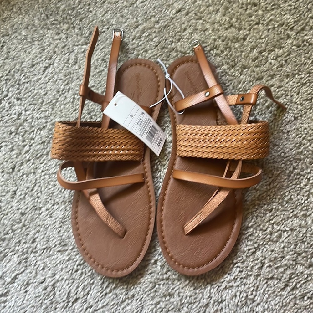 Universal thread sandals